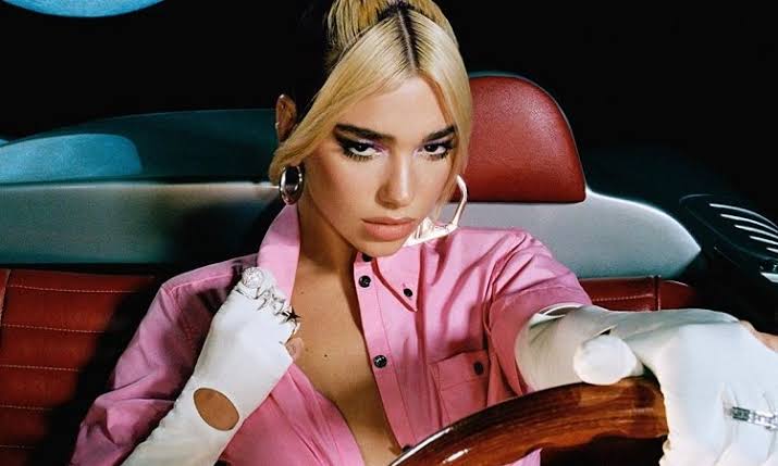 Dua Lipa lança clipe da inédita “Physical” e dá detalhes de novo disco
