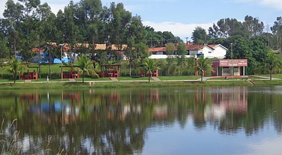 Lago Municipal Dona Júlia, em Itarumã (Foto: Reprodução / Viajando Todo o BR) 