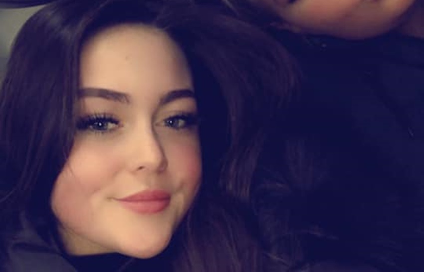 Segundo informações do "The Sun", a jovem, de Essex, Inglaterra, fez o procedimento à convite da esteticista de um salão, que ofereceu colocar os cílios de graça se ela fosse modelo para o estabelecimento.