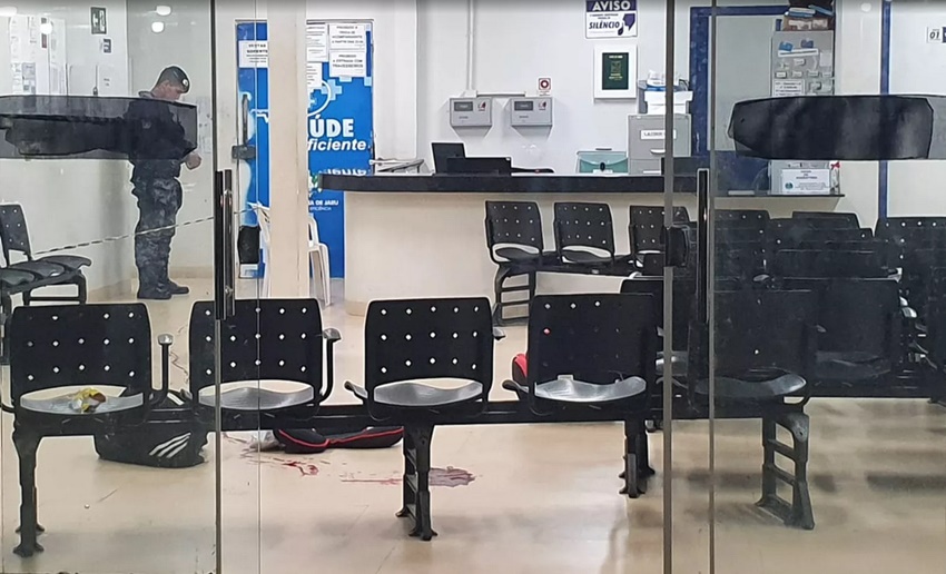 Suspeito não estava aceitando o fim do casamento e fez família refém no hospital de Jaru (RO). Polícia diz que homem chegou a atirar, mas bala não acertou as vítimas.