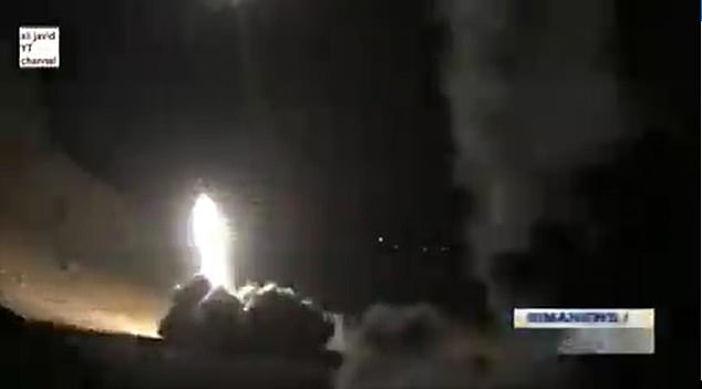 Fontes de segurança iraquianas afirmaram à TV CNN que há iraquianos mortos no base de Al-Assad, mas não está claro o número de mortos ou feridos.