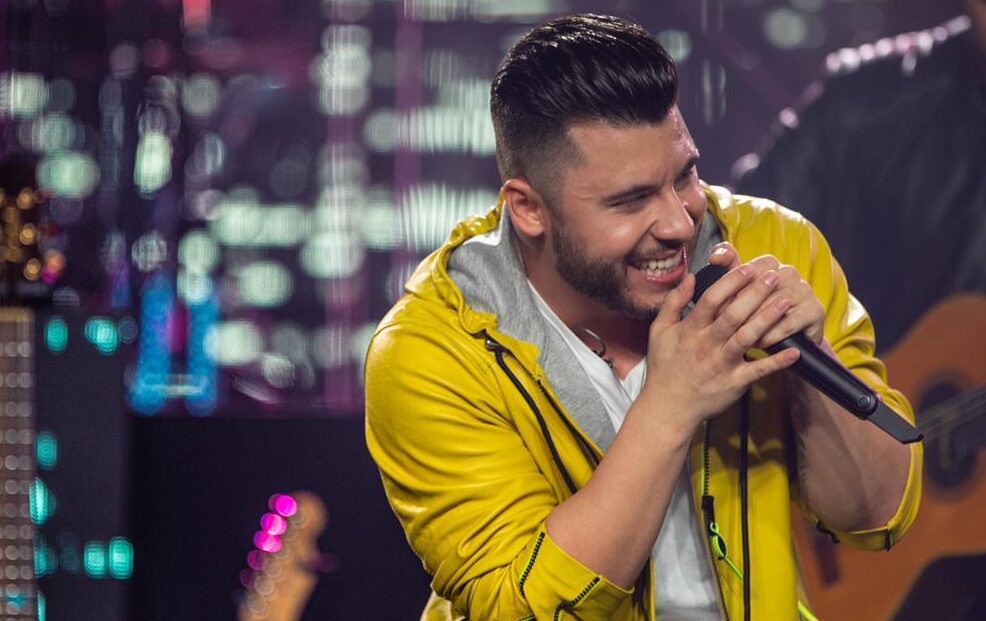 Sertanejo se apresentava em Boston quando cena aconteceu. Fã invade palco de show de Murilo Huff nos EUA; vídeo