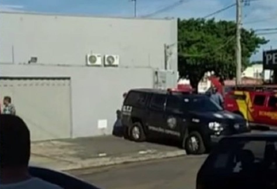 Homem que manteve família refém por não aceitar fim de relacionamento segue preso