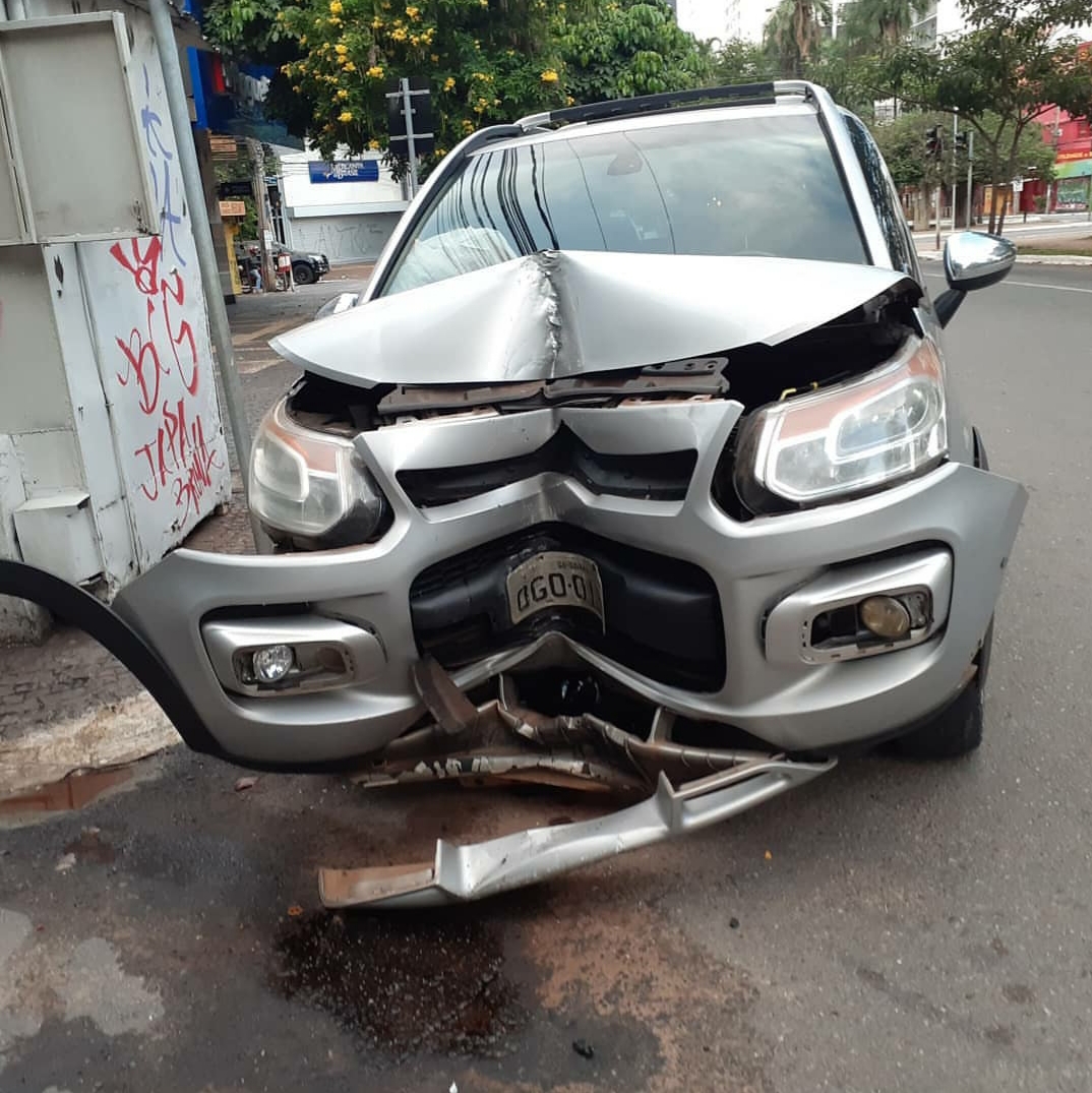 Psicóloga bate carro, é assaltada e agredida por motociclista, no centro de Goiânia