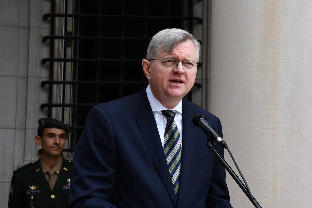 Aprovado em sabatina, indicado para embaixada dos EUA minimiza queimadas na Amazônia