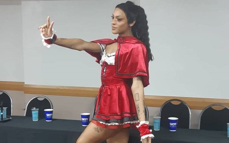 Pabllo Vittar se veste de Chapeuzinho Vermelho para comandar bloco em SP