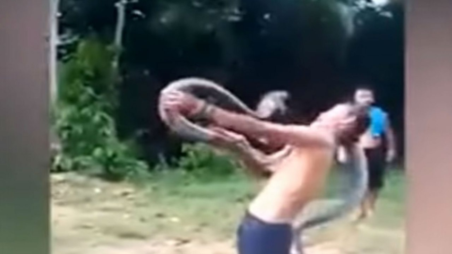 O momento do ataque foi gravado por quem via a apresentação.