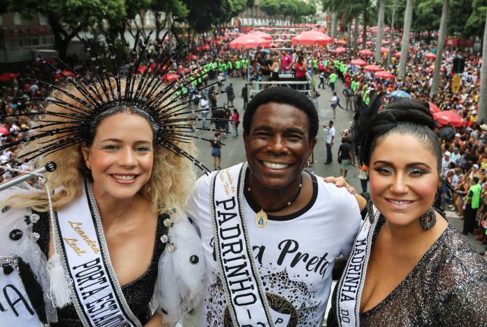 Bola Preta 2020: A porta estandarte, Leandra Leal, o padrinho, Neguinho da Beija Flor, e a madrinha, Maria Rita (Foto: Fernando Maia | Riotur)