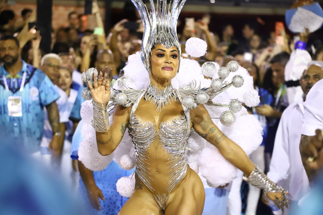 Aline Riscado brilha na estreia como rainha de bateria da Vila Isabel