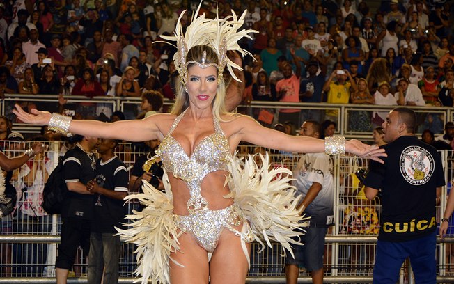 Após polêmica na Gaviões da Fiel, Tati Minerato sai à frente da Águia de Ouro como musa