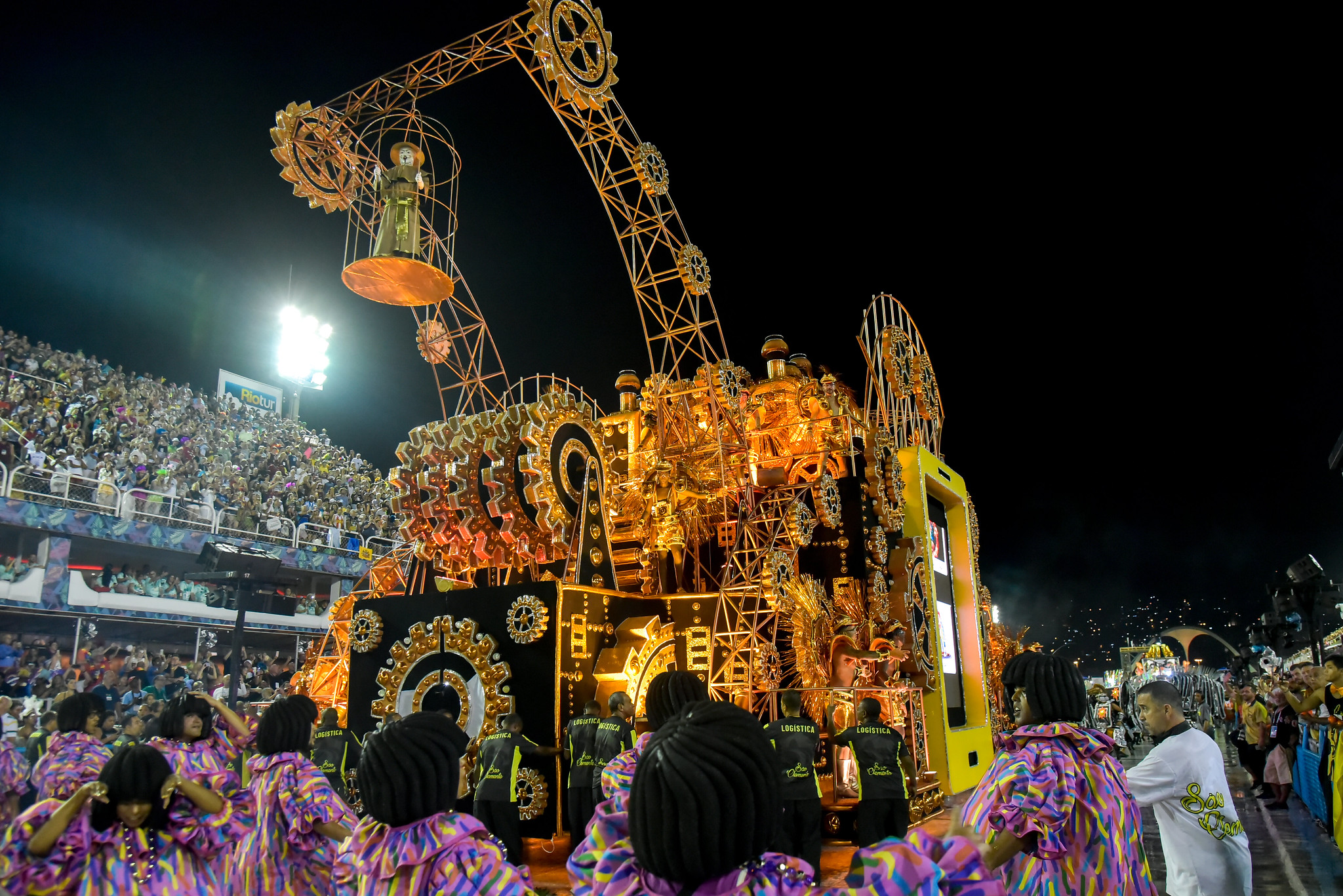 Com o enredo “O conto do Vigário”, a São Clemente reforçou a sua característica como uma escola que se diverte com enredos satíricos, fazendo uma crítica direta e bem-humorada da histórica mania do “jeitinho brasileiro”.