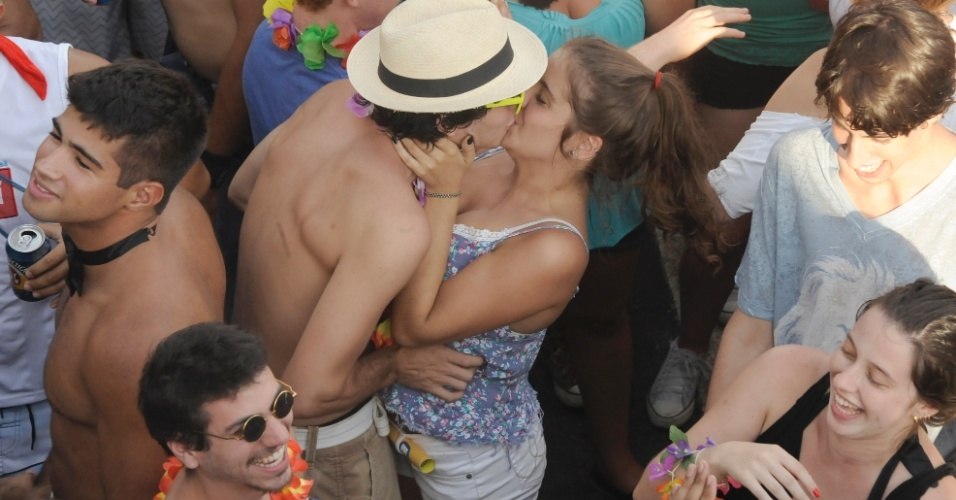 Para brincar com segurança, os foliões devem estar atentos para não pegar mononucleose, conhecida como doença do beijo, cujo risco de infecção cresce nessa época.