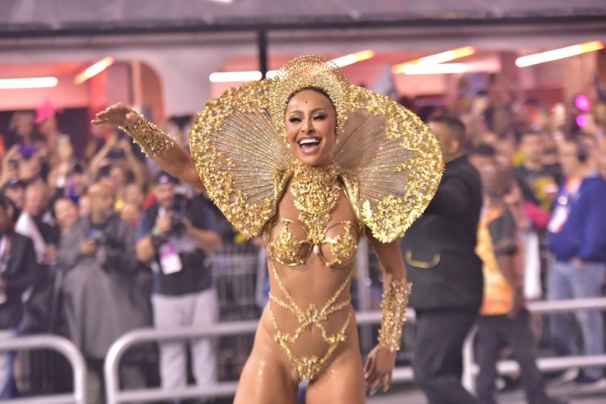 Rainha de bateria causou alvoroço ao exibir look cavado todo em dourado