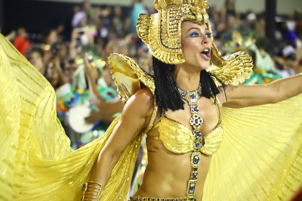 Paolla Oliveira, rainha de bateria da Grande Rio, retorna à Sapucaí homenageando Cleópatra (Foto: Daniel Pinheiro/AgNews)