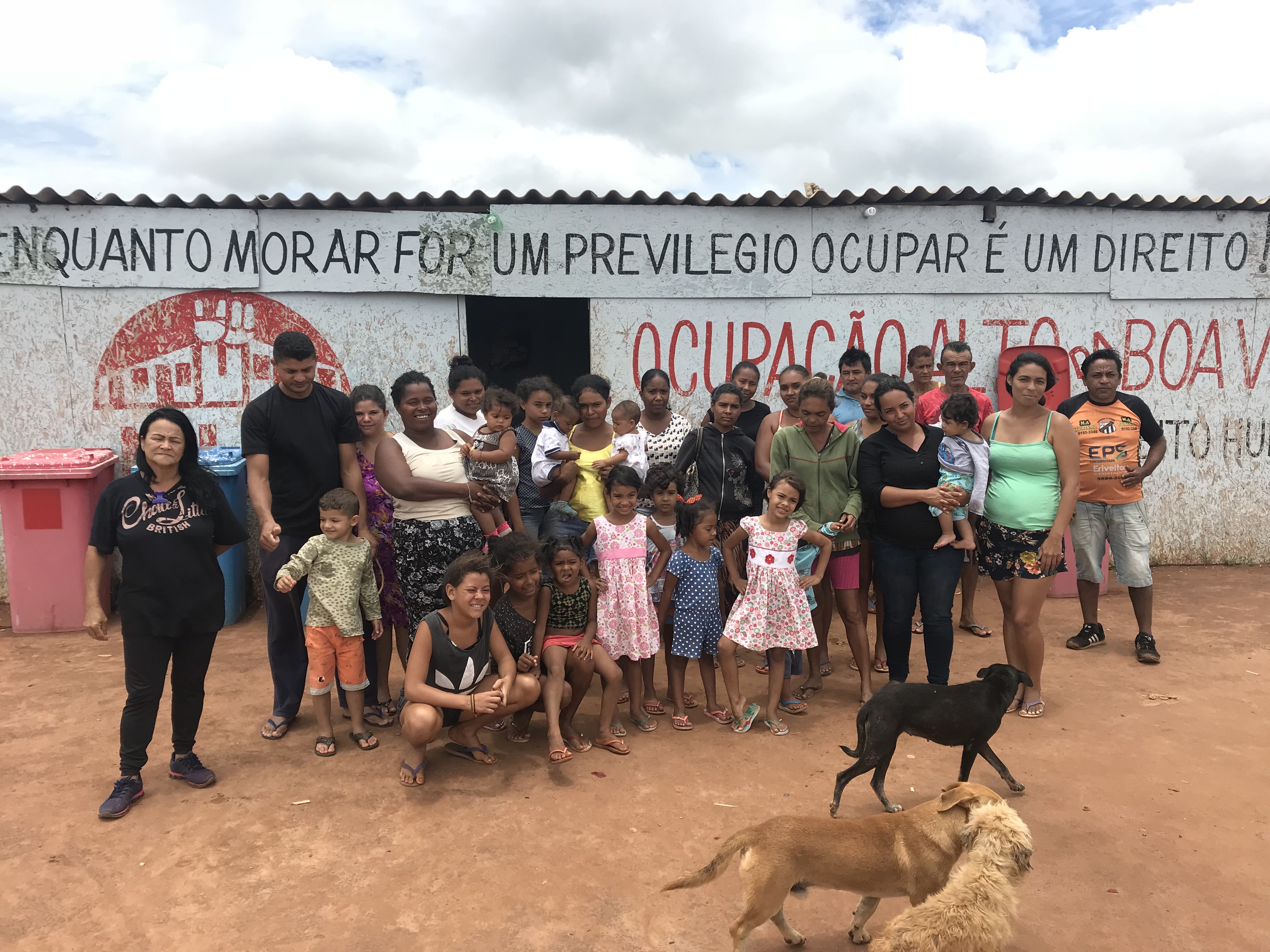 Hospitalidade, alegria e desejo de continuar sob um teto