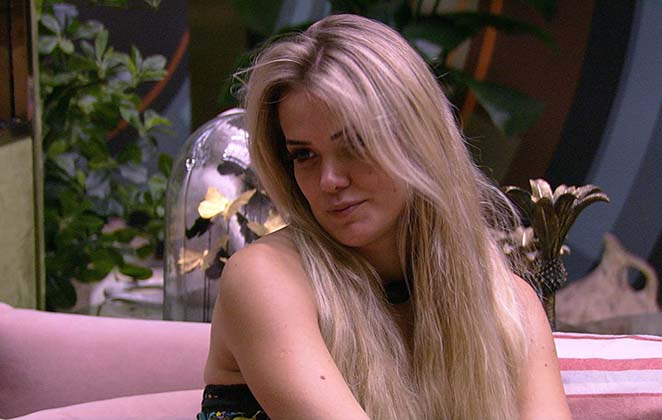 Em uma conversa com Daniel na manhã desta segunda-feira (24), Marcela afirmou que não pode ficar perto de Pyong sem ter senso crítico. "Ele não é bobinho não, tenta manipular a gente toda hora. Pra ficar perto dele tem que estar com senso crítico bem aguçado." A obstetra disse que apesar de gostar muito do brother, ele tenta manipular os participantes do BBB 20 em relação à competição. "A leitura de jogo dele é perfeita. Mas que ele tenta manipular, sim. Ele já percebeu que a Gabi está frágil", declarou Marcela sobre Pyong. O quinto paredão do BBB 20 foi definido na noite de domingo (23). Flaylane, Bianca Andrade e Felipe Prior estão na berlinda. Voto da líder Rafa Kalimann, Bianca não conseguiu escapar da indicação. Prior foi votado pela maioria da casa e Flayslane recebeu indicação direta durante a prova do líder. Pyong, anjo da semana, imunizou o Daniel.