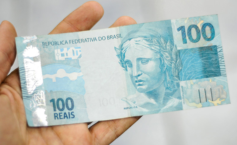 Quatro pessoas são presas por comprar mercadorias com notas falsas