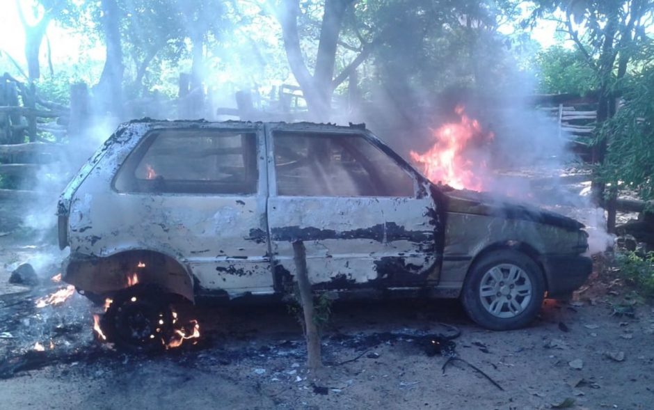 Carro incendiado durante fuga do suspeito. (Foto: Divulgação / PC)