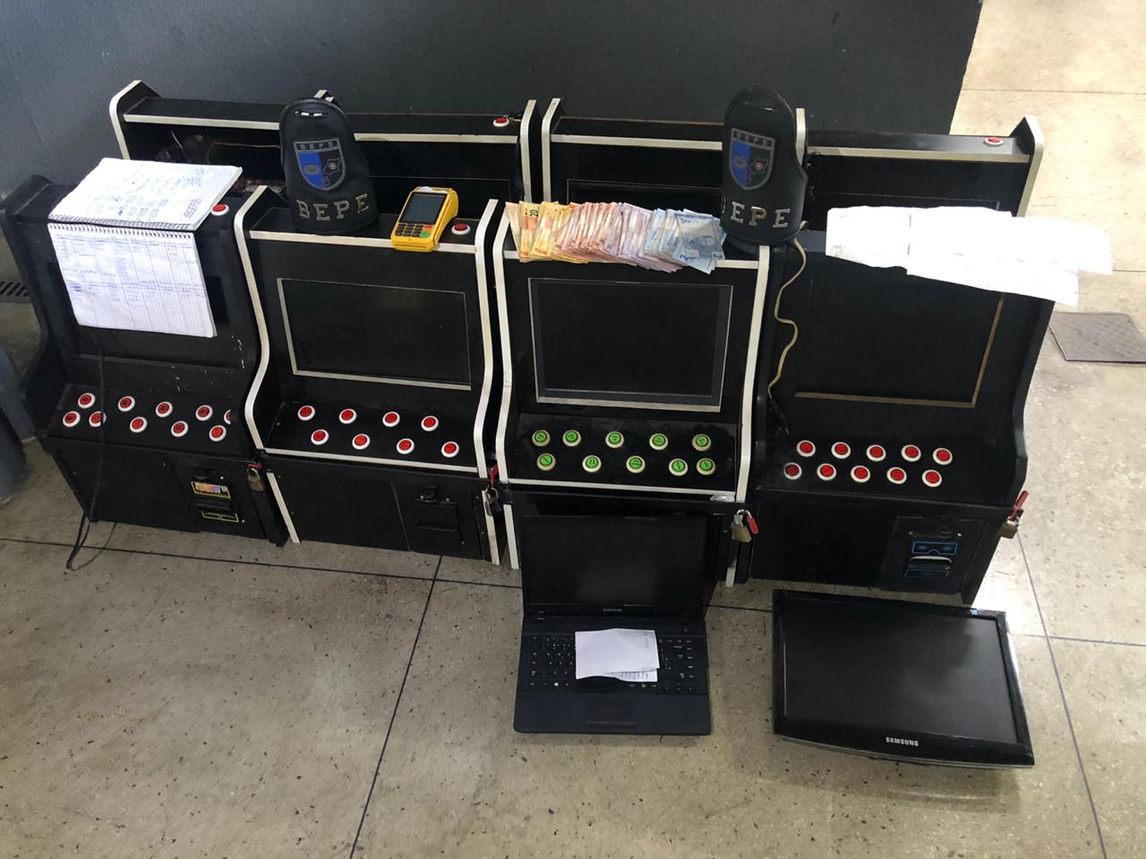 Pai e filho suspeitos de manter uma casa de jogos de azar foram presos, em Goiânia, no final da tarde desta terça-feira (4). (Foto: Divulgação/PM)