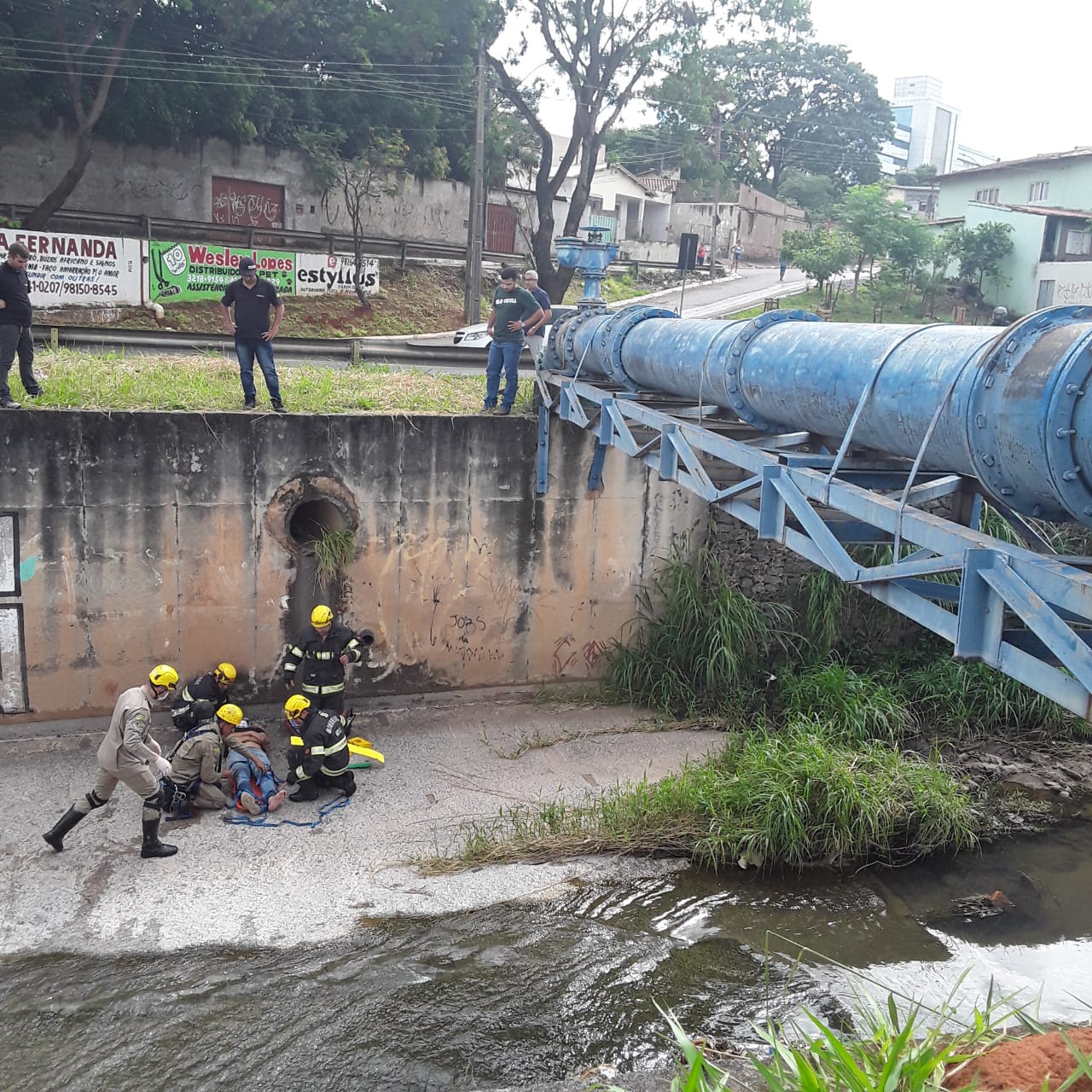 Um homem ficou ferido ao tentar atravessar a Av. Marginal Botafogo por cima da tubulação e cair de uma altura de 4 metros. (Foto: Divulgação/Corpo de Bombeiros)