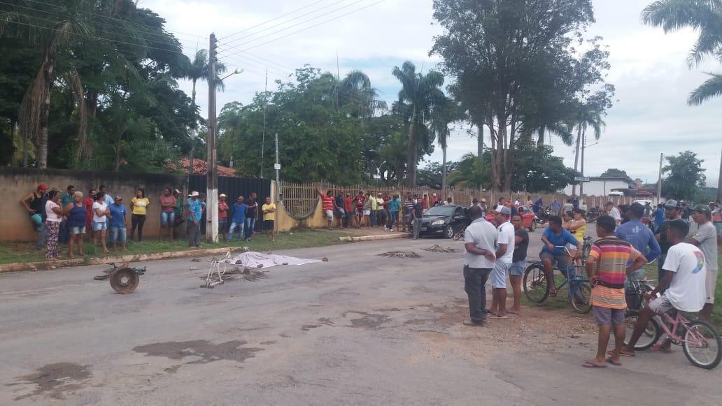Crianças morrem após serem atropeladas por caminhão, em Divinópolis de Goiás (Foto: Leitor/Mais Goiás)