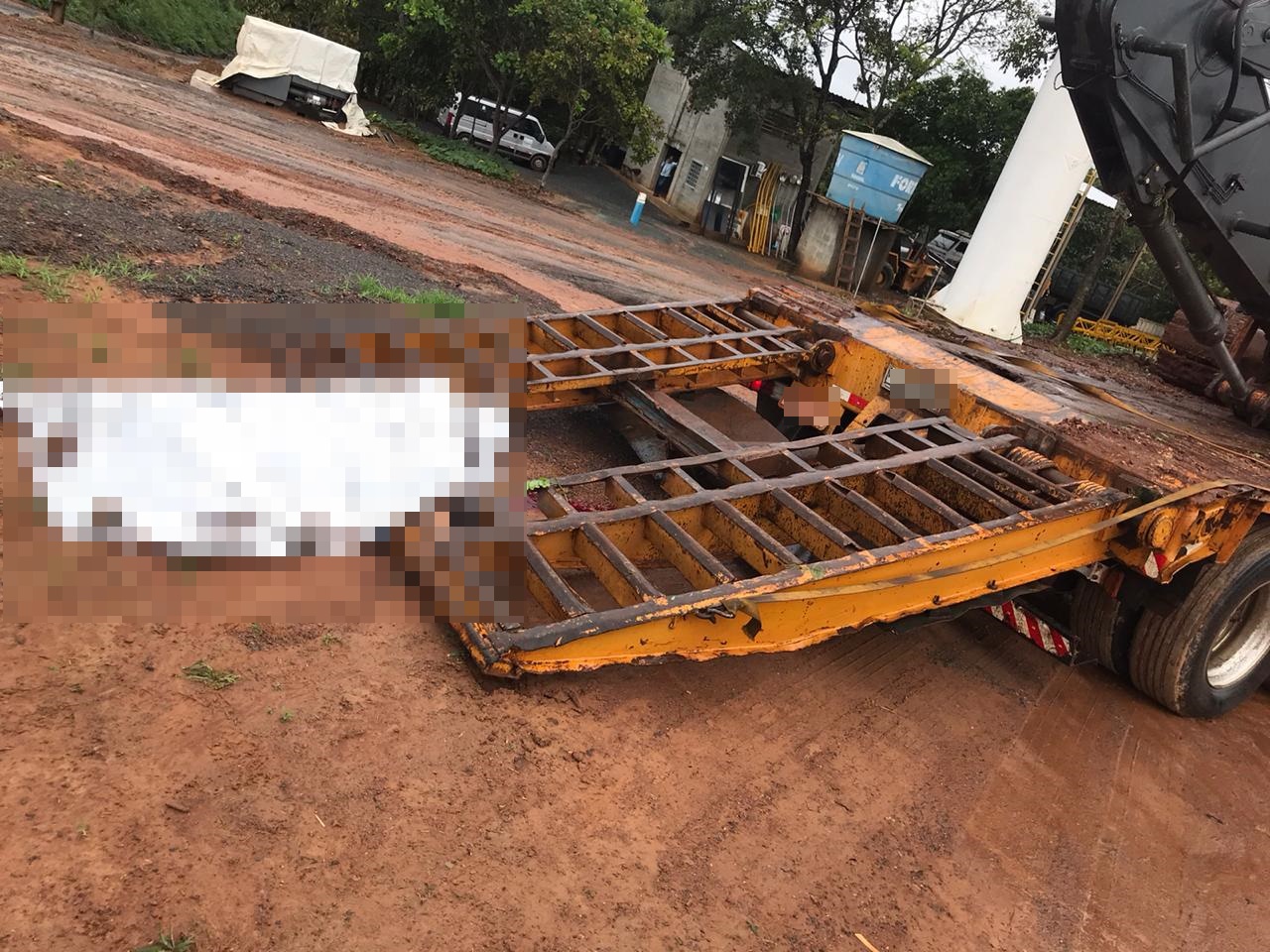 Homem morre após rampa de caminhão cair sobre a cabeça, em Caldas Novas