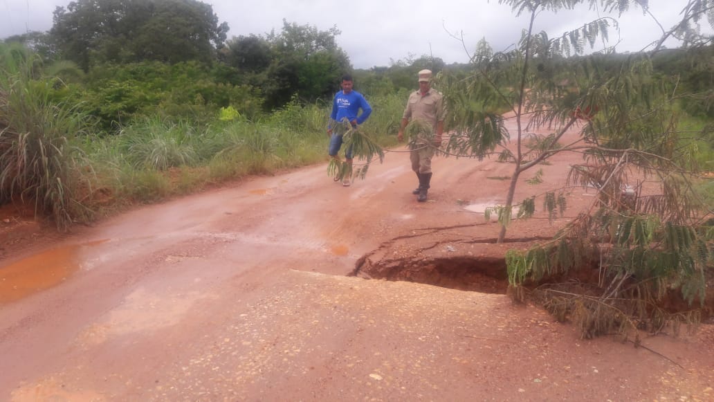 Pista da GO-239, próximo à ponte do Córrego do Serra, é interditada parcialmente