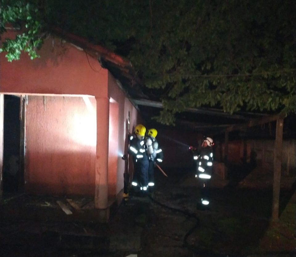 Casa abandonada pega fogo no setor Serrinha, em Goiânia