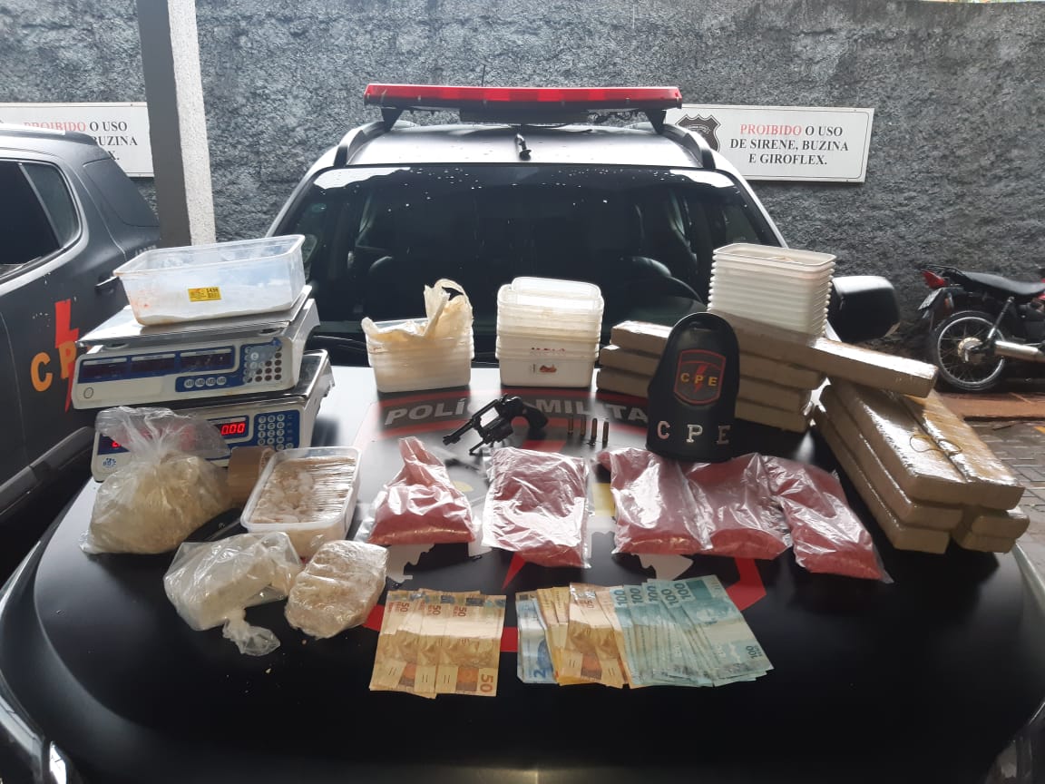 Um homem suspeito de tráfico de drogas foi preso no Setor Jardim Eli Forte, em Goiânia. Ele utilizava o filho para despistar o crime. (Foto: divulgação/PM)