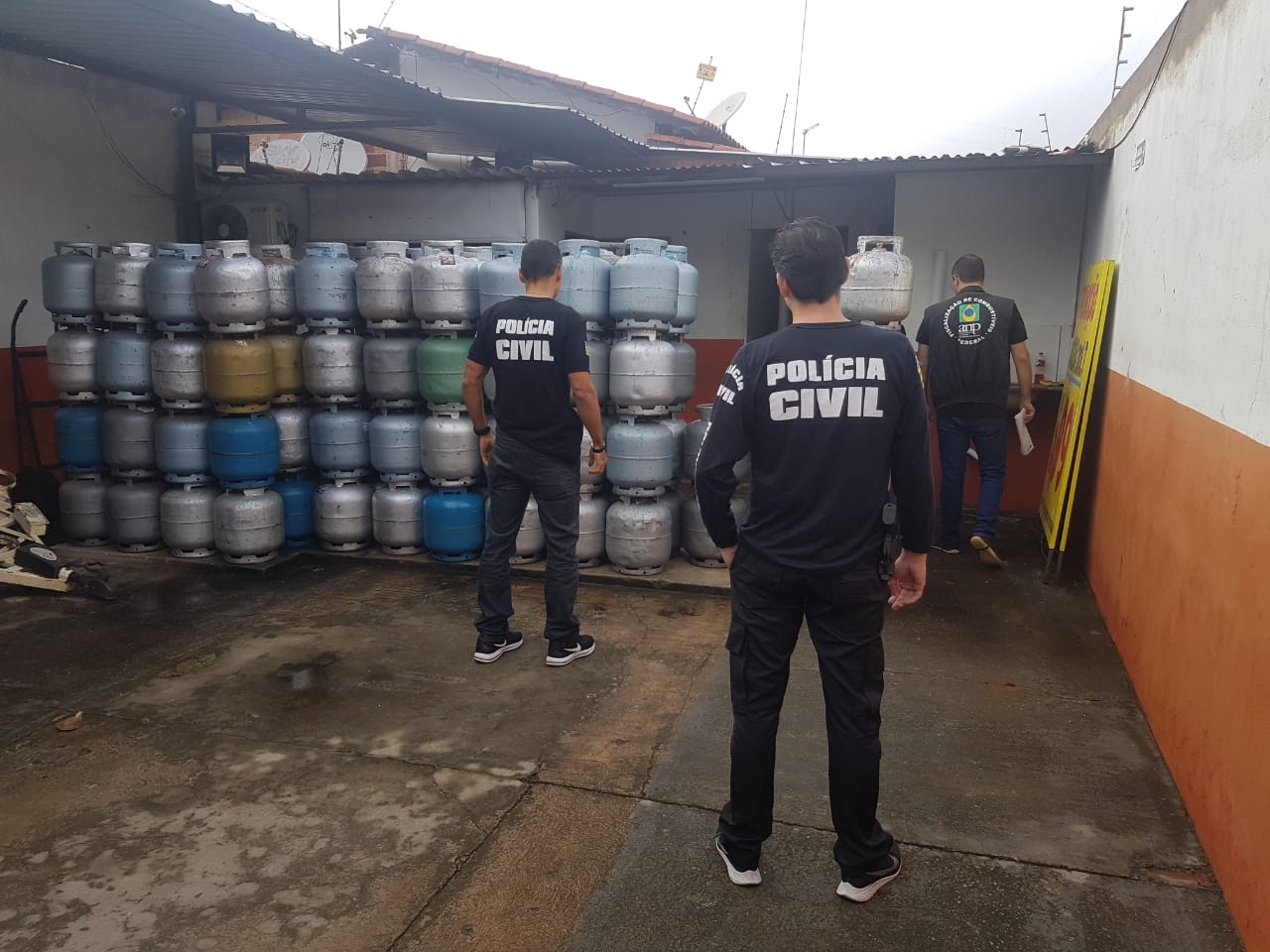 Dois estabelecimentos foram vistoriados e autuados suspeitos de comercializar gás de cozinha de forma clandestina na Grande Goiânia. (Foto: Primeira fase da Operação Crepitus. Divulgação/ PC)