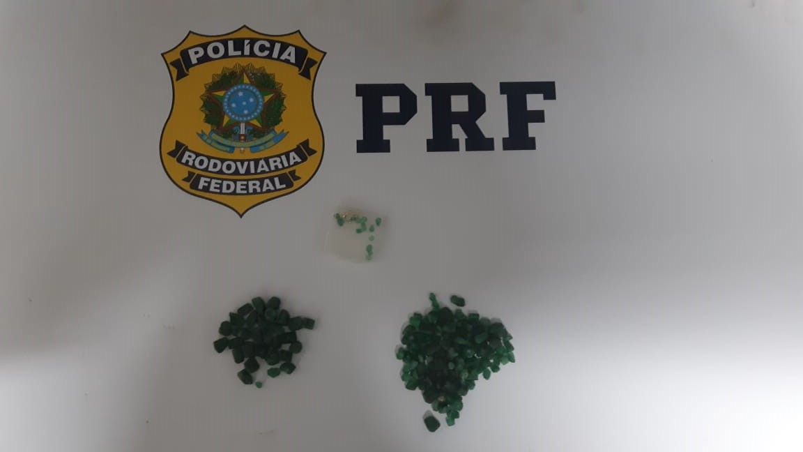 Sem documentação, homem é preso com 160 pedras de esmeralda, em Jataí