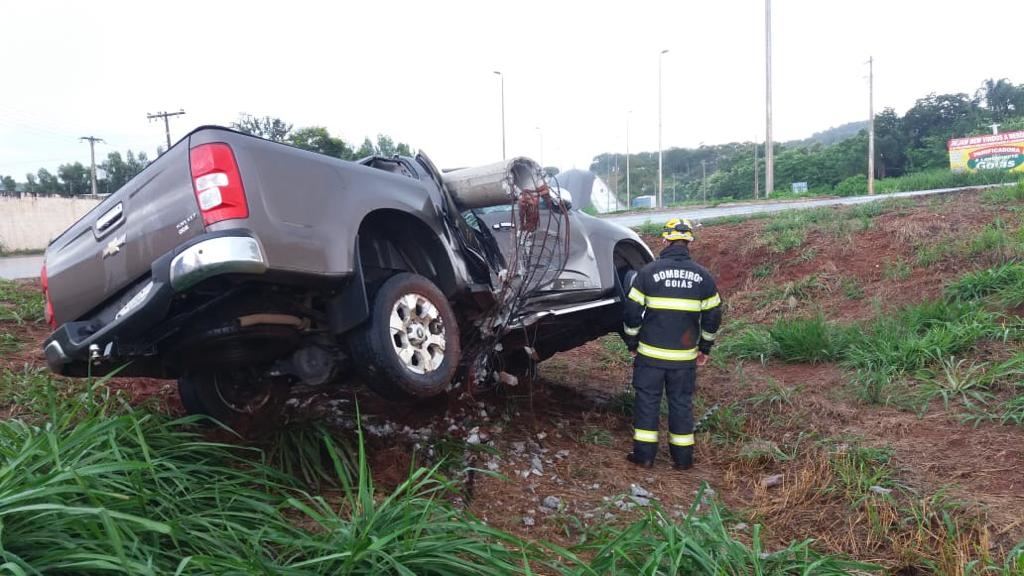 Caminhonete perde controle e bate em poste na GO-080, em Nerópolis