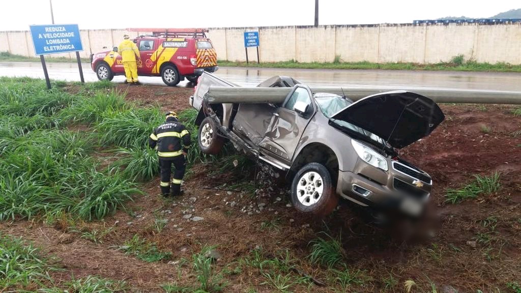 Caminhonete perde controle e bate em poste na GO-080, em Nerópolis