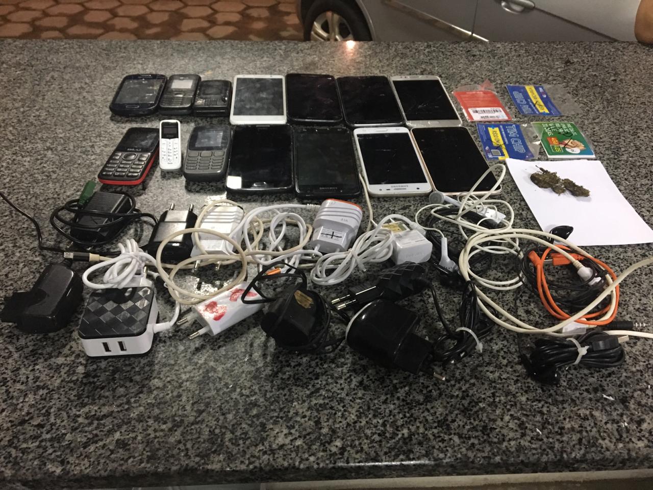 Vinte e quatro celulares são apreendidos nas unidades prisionais de Catalão e Jataí