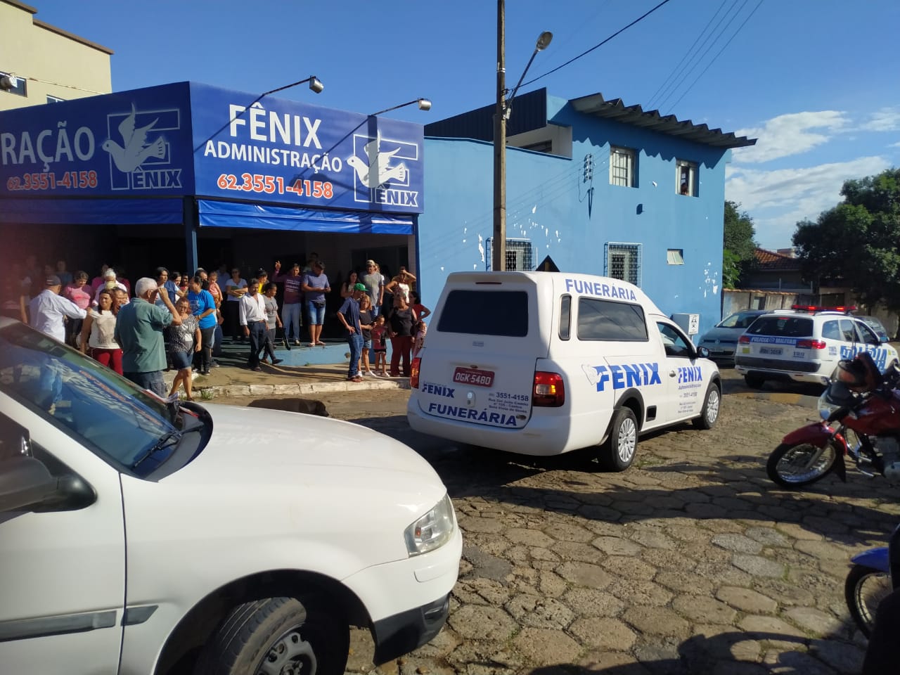 Corpo de gerente de hipermercado é enterrado sob aplausos e pedido de justiça