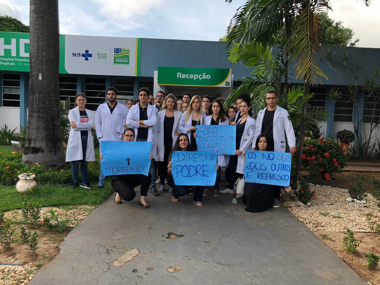 Médicos e residentes do HDT realizaram um ato em apoio a investigados por supostas fraudes em folhas de ponto na unidade de saúde. (Foto: reprodução)