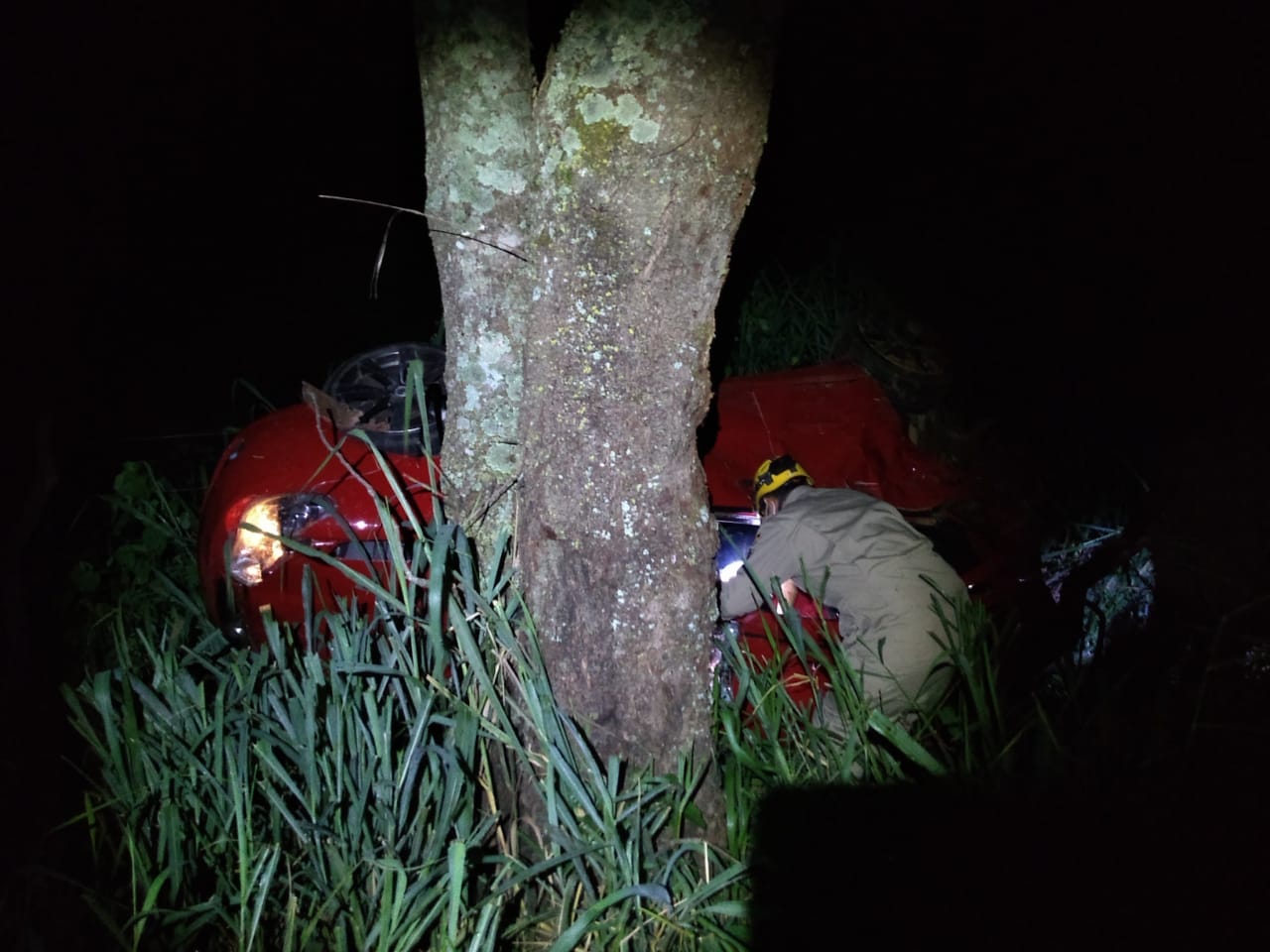 Com sinais de embriaguez, homem é preso por homicídio culposo em acidente com duas vítimas (Foto: Divulgação/Corpo de Bombeiros)