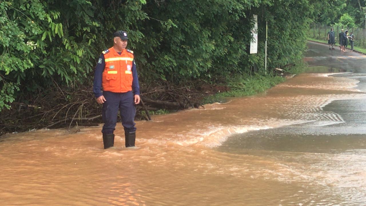 Parte da Av. Samambaia, em Goiânia, precisou ser interditada na manhã desta segunda-feira (24), sob risco de rompimento de uma represa. (Foto: Divulgação/Defesa Civil Municipal)
