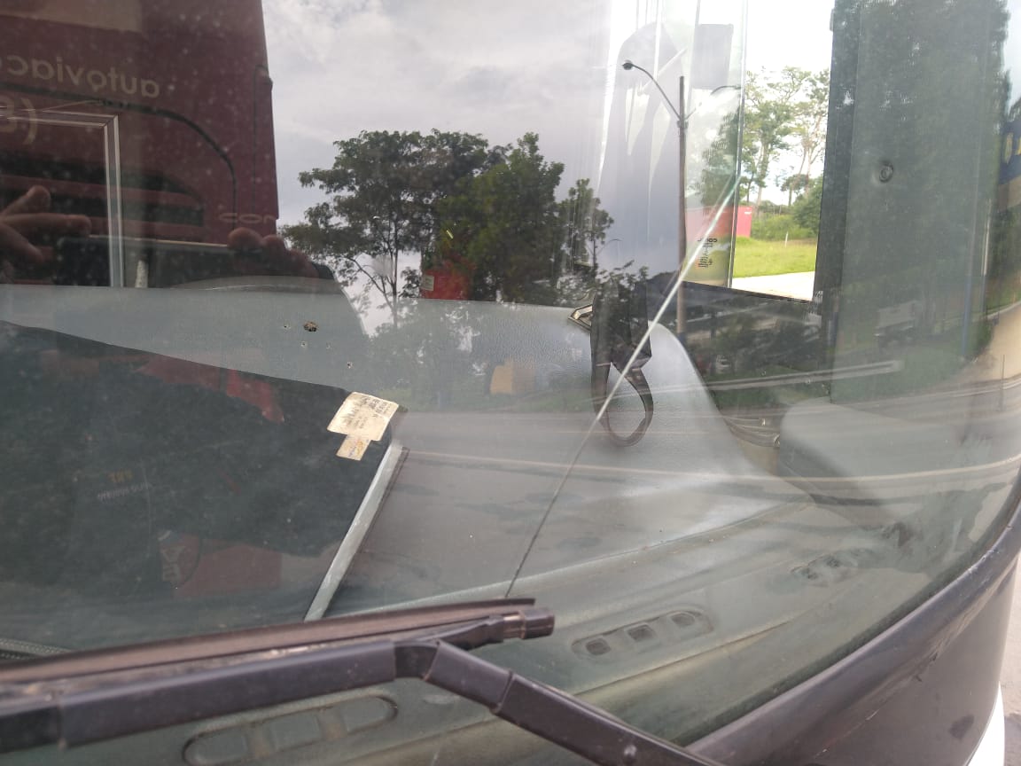 Ônibus com 38 passageiros é apreendido com diversas irregularidades, em Goiânia