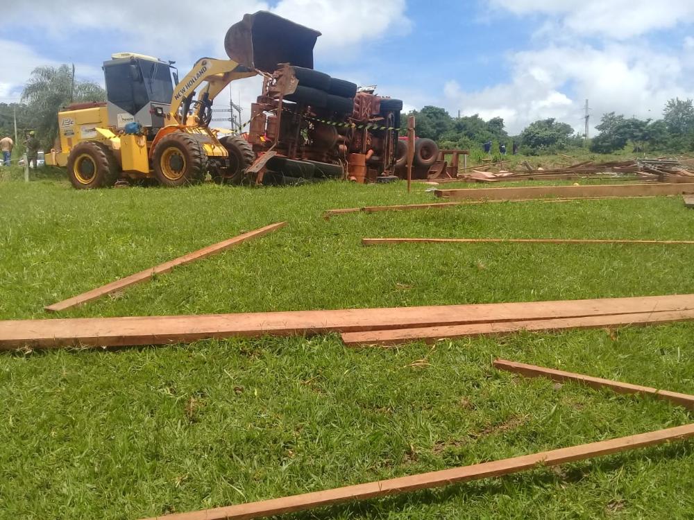 Motorista morre após perder o controle de caminhão na GO-164, em Paraúna (Foto: Divulgação/PRE)