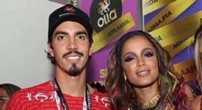 Anitta faz primeira aparição com suposto namorado na Sapucaí