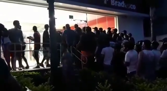 Uma confusão em uma agência bancária de Palmeiras de Goiás terminou com a porta de vidro do local quebrada e duas pessoas levemente feridas. (Foto: reprodução)