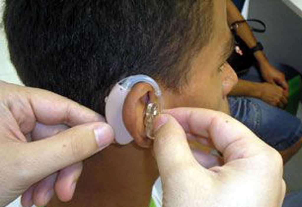 Estudantes com deficiência auditiva vão ter acesso à tecnologia do SUS