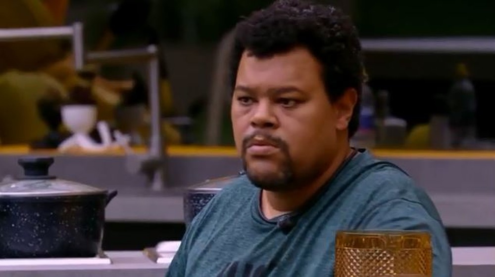 O ator Babu Santana já sabe quem ele quer fora da casa do BBB 20 na próxima semana: Ivy e Mari. (Foto: Reprodução)