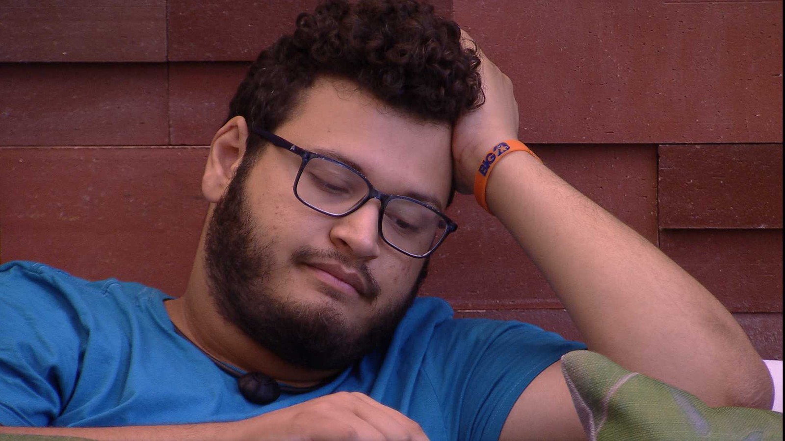 covid uti BBB 20: Victor Hugo conversa sozinho e reclama de não ter com quem conversar