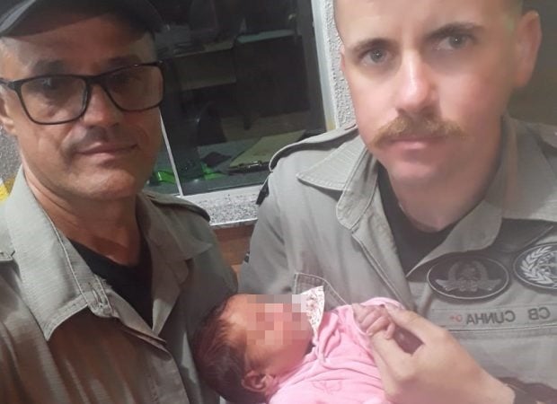 Policiais salvaram bebê que se engasgava na G0-060 (Foto: PM/ Divulgação)