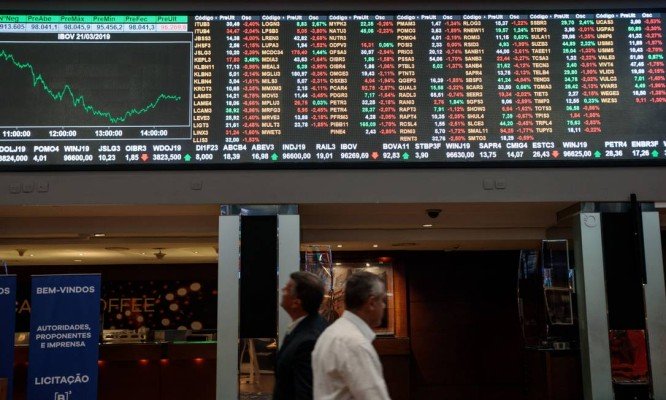 Bolsa volta a operar após queda de 10%; dólar dispara