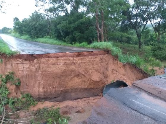 Um trecho da GO-060, em Iporá, precisou ser interditado após o rompimento de um bueiro. (Foto: reprodução)