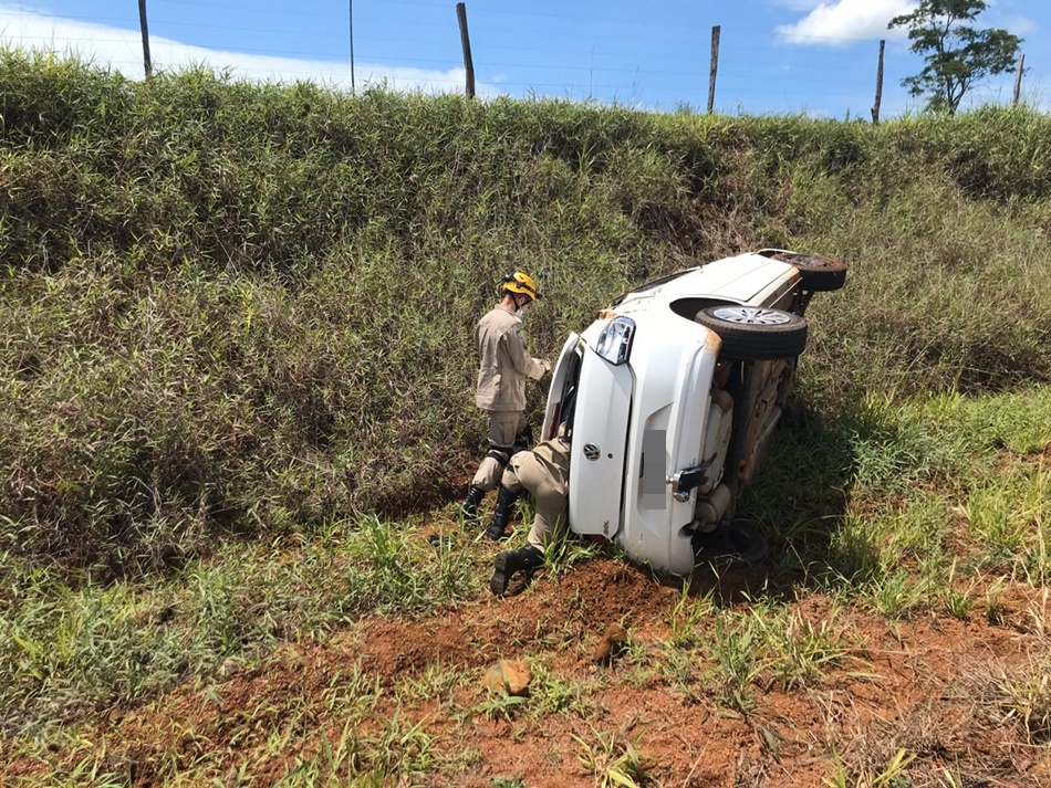 Carro capota em Morrinhos e deixa um ferido (Foto: BMGO/ Divulgação)