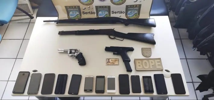 Esconderijo de capitão Adriano tinha 13 celulares e quatro armas, diz a Polícia